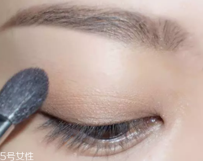 棕色眼影怎么畫好看？作為最后的暈染色