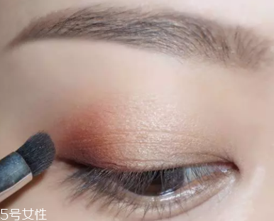 棕色眼影怎么畫好看？作為最后的暈染色