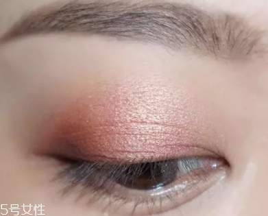 棕色眼影怎么畫好看？作為最后的暈染色