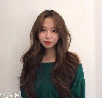 臉大適合什么發(fā)型？微卷波波頭是大臉福音