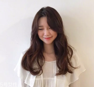 臉大適合什么發(fā)型？微卷波波頭是大臉福音