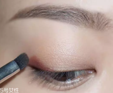 棕色眼影怎么畫好看？作為最后的暈染色