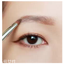 眉粉怎么畫眉毛好看？這么用眉妝超完美