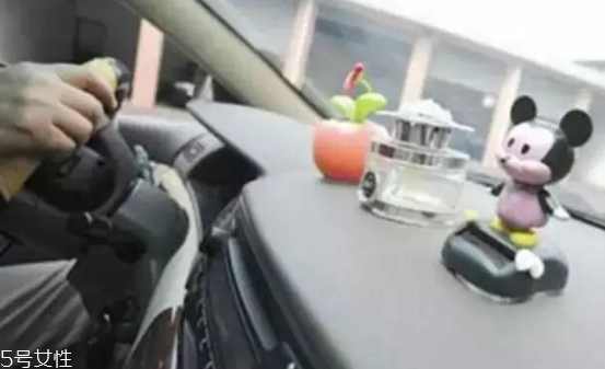 男士車(chē)?yán)锓攀裁聪闼?？廣藿香讓人清醒