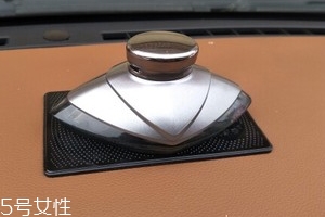 汽車(chē)香水怎么安裝？香水座需粘貼