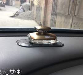 汽車香水座怎么加香水？用滴管注入原瓶