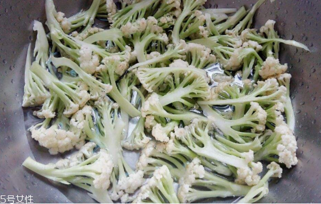 花椰菜怎么切？把整莖切掉最好炒