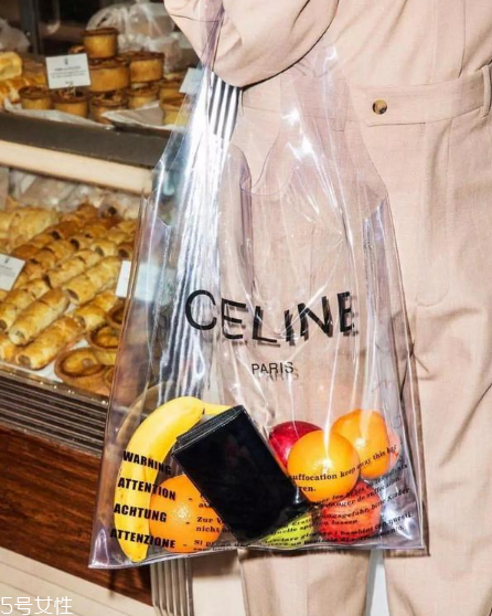 celine塑料袋多少錢(qián)？被代購(gòu)炒翻天塑料包