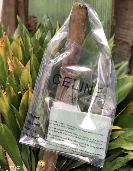 celine塑料袋多少錢(qián)？被代購(gòu)炒翻天塑料包