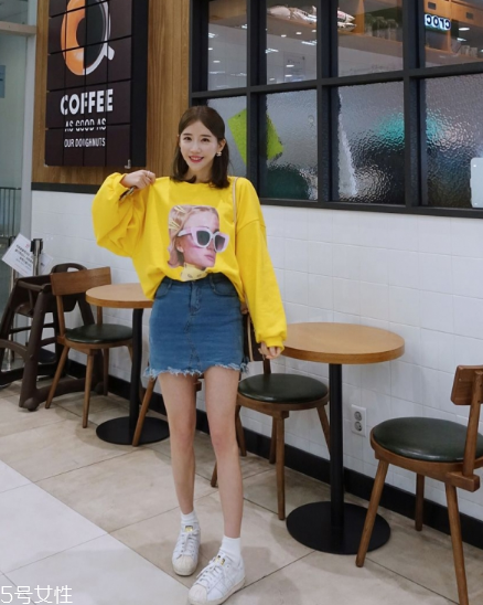 衛(wèi)衣搭配什么裙子好看？春日少女范兒盡顯