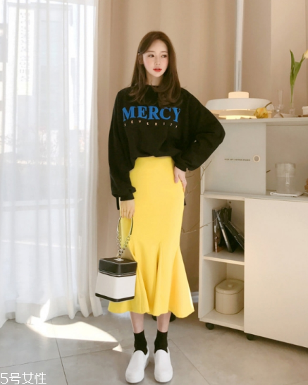 衛(wèi)衣搭配什么裙子好看？春日少女范兒盡顯