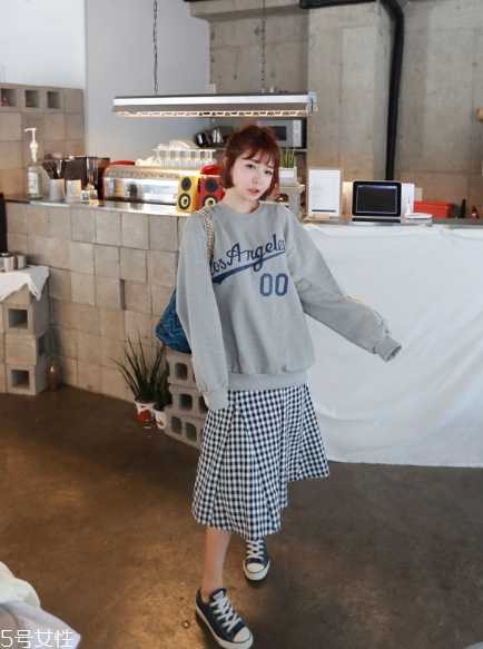 衛(wèi)衣搭配什么裙子好看？春日少女范兒盡顯