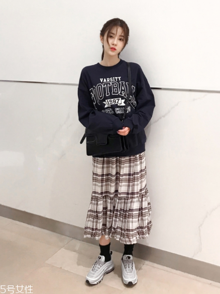 衛(wèi)衣搭配什么裙子好看？春日少女范兒盡顯