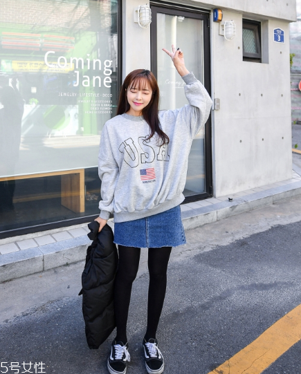 衛(wèi)衣搭配牛仔裙好看嗎？瞬間減齡變少女