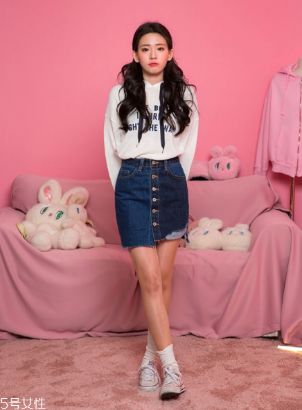 衛(wèi)衣搭配牛仔裙好看嗎？瞬間減齡變少女