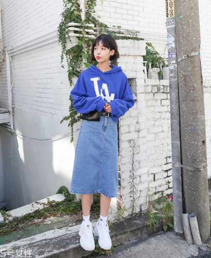 衛(wèi)衣搭配牛仔裙好看嗎？瞬間減齡變少女