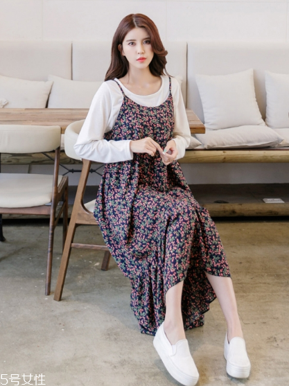 吊帶碎花裙配什么上衣？打造乖乖女形象