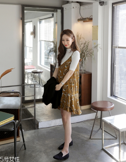 吊帶碎花裙配什么上衣？打造乖乖女形象