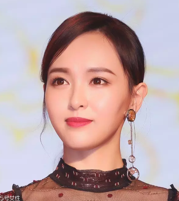 寬額頭適合什么劉海？2018額頭寬劉海圖片