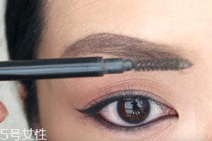 眉膠干了怎么辦？加水稀釋一下
