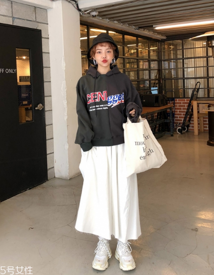 衛(wèi)衣搭配長裙好看嗎？早春凹足造型感