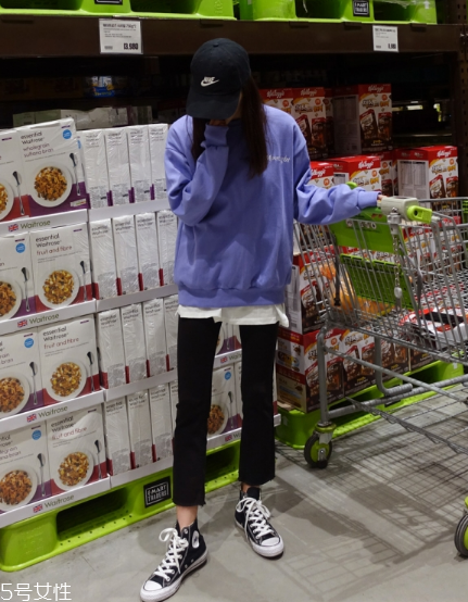 紫色衛(wèi)衣怎么搭配？流行色助你成為時(shí)尚女王