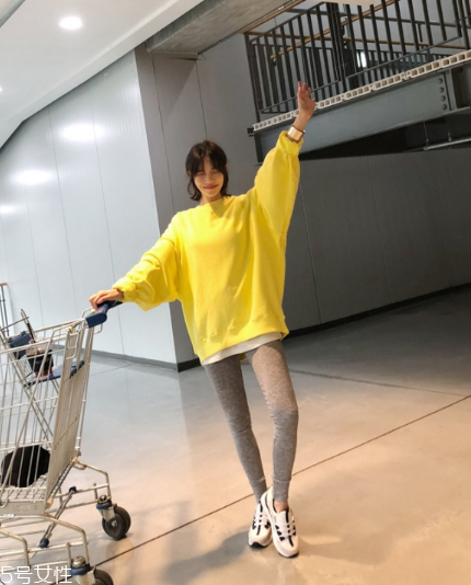 黃色衛(wèi)衣怎么搭配？用亮色吸引眼球