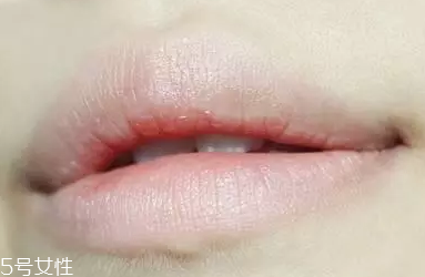 唇彩怎么涂好看？用下唇暈染上唇更好看
