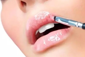 唇彩怎么涂好看？用下唇暈染上唇更好看