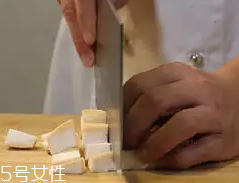 杏鮑菇怎么洗才干凈？鹽水泡泡輕松去污