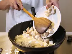 杏鮑菇怎么洗才干凈？鹽水泡泡輕松去污