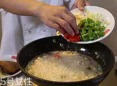 杏鮑菇怎么洗才干凈？鹽水泡泡輕松去污