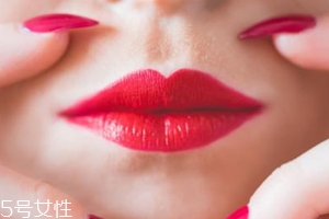 唇彩有點干了怎么辦？加礦泉水稀釋