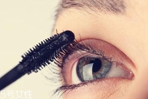 睫毛膏暈染到下眼皮怎么辦？用棉簽蘸取卸妝水擦掉
