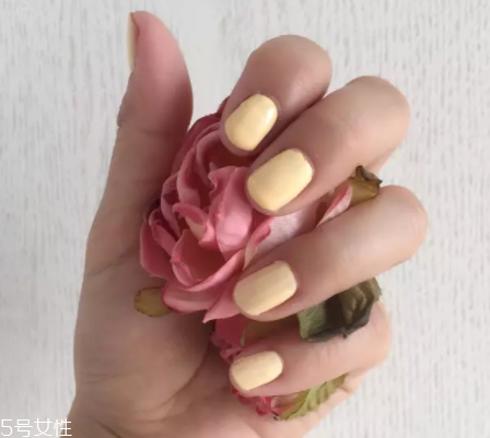綠色指甲油顯手黑嗎？反光深綠色適合黃皮