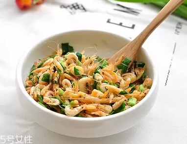 韭菜沒熟吃了會怎么樣？生韭菜很辛辣
