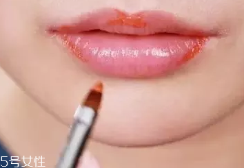 口紅干了嘴脫皮怎么辦？4步打造水潤(rùn)雙唇