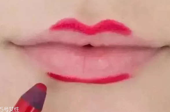 口紅干了嘴脫皮怎么辦？4步打造水潤(rùn)雙唇