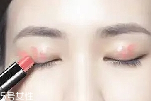 怎么用口紅畫(huà)眼影？?jī)刹疆?huà)好眼妝