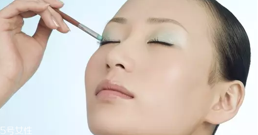怎么用口紅畫(huà)眼影？?jī)刹疆?huà)好眼妝
