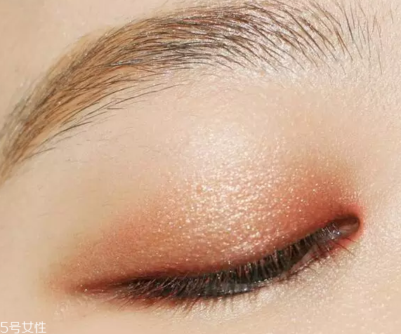 怎么用口紅畫(huà)眼影？?jī)刹疆?huà)好眼妝