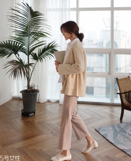 米色毛衣怎么搭配？打造氣質(zhì)女神范兒