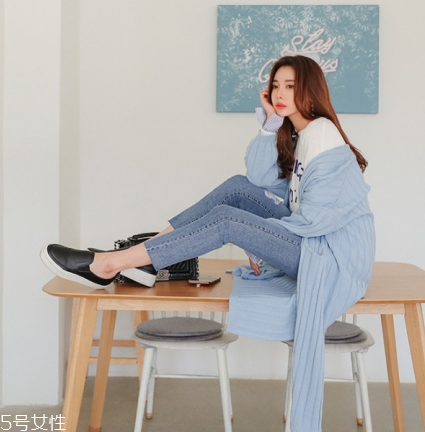 淺藍(lán)色毛衣怎么搭配？簡(jiǎn)約配色彰顯氣質(zhì)
