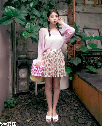 粉色針織衫怎么搭配？文藝又少女的穿搭經(jīng)典