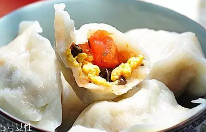 餃子餡先放水還是先放油？油是最后放的調料