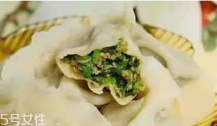 餃子餡先放水還是先放油？油是最后放的調料