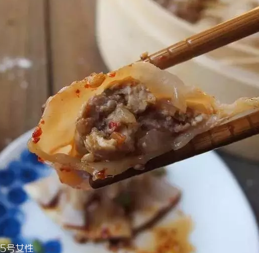 餃子餡先放水還是先放油？油是最后放的調料