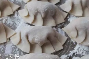 餃子餡先放水還是先放油？油是最后放的調料