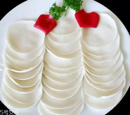 搟餃子皮怎么轉(zhuǎn)圈？借用巧力才能轉(zhuǎn)圈成圓