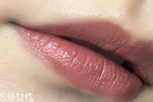 唇部顏色深用什么口紅？chanel絲絨口紅62號不怕唇深